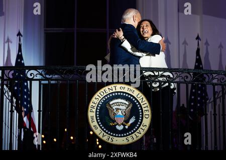 STATI UNITI. 4 luglio 2024. Il presidente DEGLI STATI UNITI Joe Biden, a sinistra, e il vicepresidente Kamala Harris sul balcone Truman della Casa Bianca a Washington, DC, USA, giovedì 4 luglio, 2024. la campagna di rielezione di Biden si è svolta durante la festa dell'indipendenza degli Stati Uniti, esaurita da una settimana dall'artiglio in carica per mantenere il controllo sulla nomina del suo partito. Fotografo: Tierney L. Cross/Pool/Sipa USA credito: SIPA USA/Alamy Live News Foto Stock