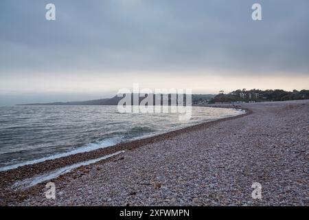 Onde che si infrangono sulla spiaggia di Budleigh Salterton, Devon, Inghilterra, Regno Unito, giugno 2016. Foto Stock