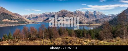 The Five Sisters of Kintail, Mam Ratagan Pass e Loch Duich, Highlands, Scozia, Regno Unito. Marzo 2017. Foto Stock