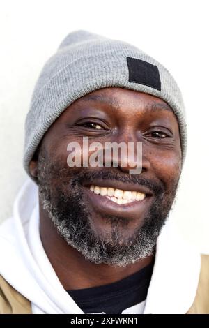 Ritratto ravvicinato di un uomo maturo felice che indossa un cappello in maglia Foto Stock