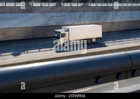 Visuale ad angolo elevato del carrello in movimento su strada durante le giornate di sole Foto Stock