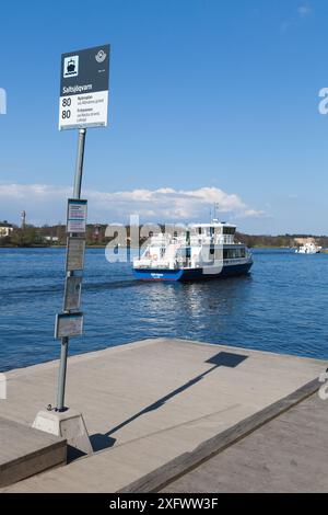 Stoccolma, Svezia - 4 maggio 2016: Il traghetto passeggeri blu bianco con persone comuni a bordo è in viaggio, con trasporto pubblico regolare. Pianifica con Foto Stock