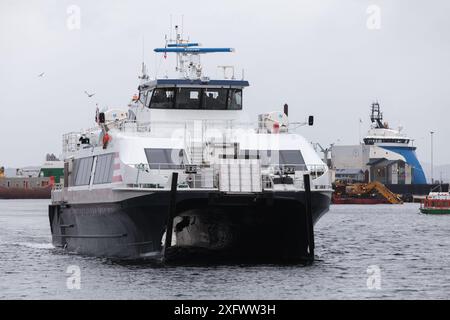 Bergen, Norvegia - 17 dicembre 2017: Il traghetto veloce Tyrving entra nel porto di Bergen in una giornata nuvolosa Foto Stock