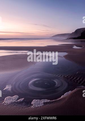 Spiaggia di Sandymouth Bay e moto d'acqua, luce tarda sera, vicino a Bude, Cornovaglia, Regno Unito. Aprile 2015. Foto Stock