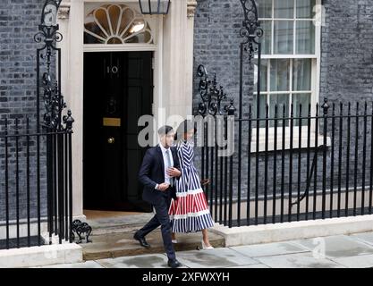 Londra, Gran Bretagna. 5 luglio 2024. Rishi Sunak (L) e sua moglie escono da 10 Downing Street a Londra, Regno Unito, 5 luglio 2024. Rishi Sunak ha detto che avrebbe incontrato re Carlo III per dimettersi formalmente da primo ministro britannico venerdì e dimettersi da leader del Partito Conservatore dopo che i conservatori hanno perso pesantemente contro il Partito Laburista nelle elezioni generali del paese. Crediti: Li Ying/Xinhua/Alamy Live News Foto Stock