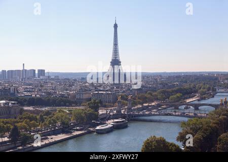 Parigi, Francia - 7 settembre 2016: La Senna con il Pont Alexandre III, il Pont des Invalides e il Pont de l'Alma che collega la sponda sinistra di Parigi W Foto Stock