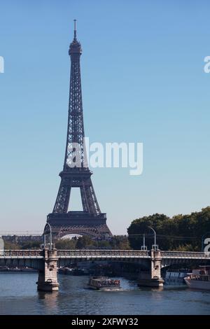 Parigi, Francia - 7 settembre 2016: Torre Eiffel con un péniche folle di turisti che passano sotto il Pont Rouelle. Foto Stock