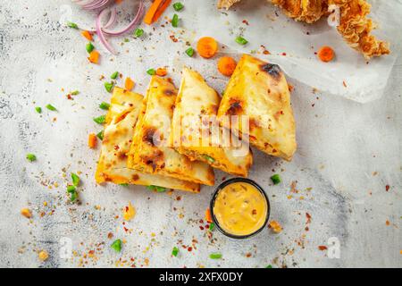 Pane naan ripieno al gusto marocchino, cucina fusion. Foto Stock