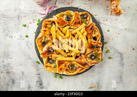 Naan ripieno di pollo Fajita servito con patatine fritte e cucina fusion pakistana. Foto Stock