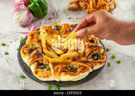 Naan ripieno di pollo Fajita servito con patatine fritte e cucina fusion pakistana. Foto Stock