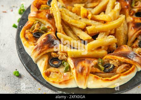 Naan ripieno di pollo Fajita servito con patatine fritte e cucina fusion pakistana. Foto Stock