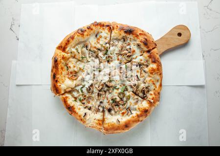 Autentica pizza italiana di napoli, quattro formaggi e verdure e funghi, mangiando in un ristorante. Foto Stock