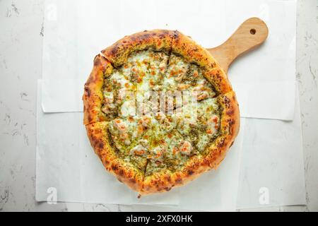 Salsa al pesto in autentico forno a legna di napoli per mangiare sul momento. Foto Stock