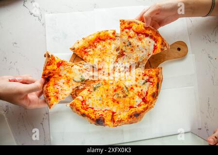 Autentica pizza al forno a legna di Napoli, formaggio margherita. Foto Stock