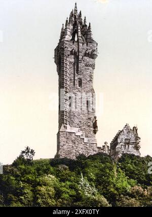 Wallace Monument ist ein 67 m hoher vierkantiger Turm, welcher 1869 bei Stirling, Schottland, zum Gedenken an den Freiheitskämpfer William Wallace / W Foto Stock