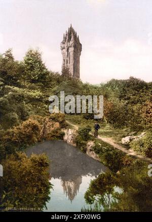 Wallace Monument ist ein 67 m hoher vierkantiger Turm, welcher 1869 bei Stirling, Schottland, zum Gedenken an den Freiheitskämpfer William Wallace / W Foto Stock