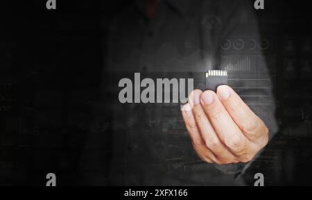 Concetto di tecnologia di condivisione e memorizzazione dei dati digitali. Un uomo possiede una scheda SD che memorizza molti dati e informazioni per un ulteriore utilizzo, trasferimento, condivisione e un Foto Stock