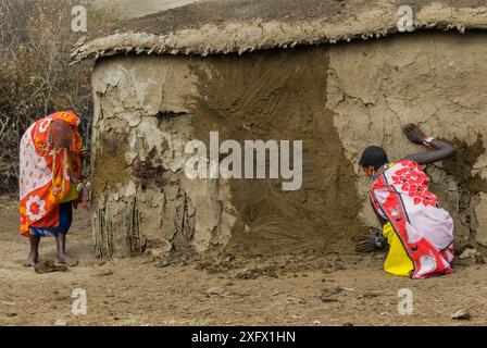 Donne Maasai che lavorano nella capanna di fango del villaggio Maasai, Kenya. Settembre 2006. Foto Stock