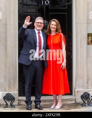 Londra, Regno Unito. 5 luglio 2024. Il nuovo primo ministro eletto Sir KEIR STARMER arriva con sua moglie VICTORIA nella sua residenza ufficiale di Londra al numero 10 di Downing Street per la prima volta dopo che il Partito Laburista ha vinto una vittoria schiacciante alle elezioni generali del 2024. (Credit Image: © Tayfun Salci/ZUMA Press Wire) SOLO PER USO EDITORIALE! Non per USO commerciale! Foto Stock