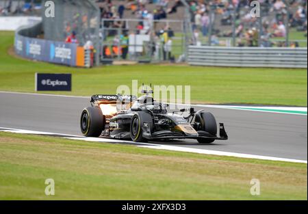 Le riprese si svolgono per il film F1 in pista durante la giornata di prove al Silverstone Circuit, Northamptonshire. Formula 1, Apple Original Films e Warner Bros. Pictures Today ha rivelato che il titolo del prossimo film con protagonista Brad Pitt, diretto da Joseph Kosinski e prodotto da Jerry Bruckheimer e Joe Kosinski, sarà F1. Data foto: Venerdì 5 luglio 2024. Foto Stock