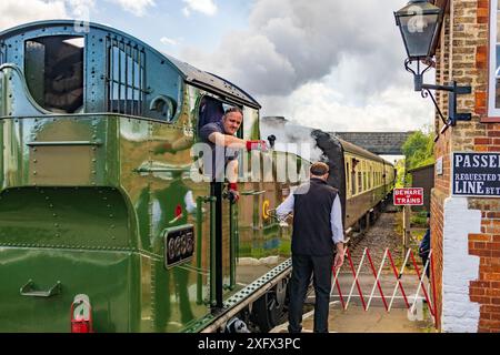 Conservata ex-GWR Steam loco 6695 che arriva alla stazione di Williton e scambia la linea singola "token", West Somerset Railway Steam Gala, Inghilterra, Regno Unito Foto Stock