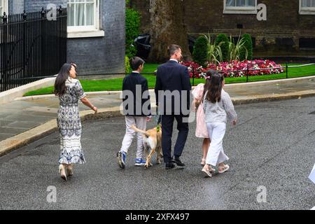 Londra, Regno Unito. 5 luglio 2024. L'ex cancelliere Jeremy Hunt e la sua famiglia lasciano Downing Street a Londra, dopo che il partito laburista ha ottenuto una vittoria schiacciante alle elezioni generali del 2024. Il credito fotografico dovrebbe essere: Matt Crossick/Empics/Alamy Live News Foto Stock