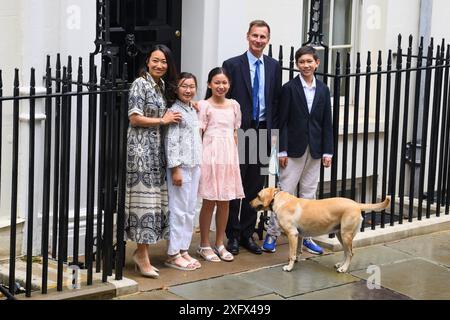 Londra, Regno Unito. 5 luglio 2024. L'ex cancelliere Jeremy Hunt e la sua famiglia lasciano Downing Street a Londra, dopo che il partito laburista ha ottenuto una vittoria schiacciante alle elezioni generali del 2024. Il credito fotografico dovrebbe essere: Matt Crossick/Empics/Alamy Live News Foto Stock