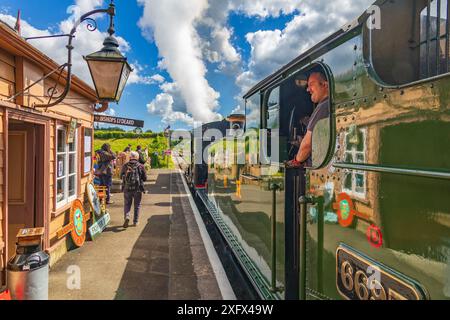 I locos a vapore ex-GWR 6695 e 9466 conservati arrivano alla stazione di Williton con un treno Bishops Lydeard al West Somerset Railway Steam Gala, Inghilterra, Regno Unito Foto Stock