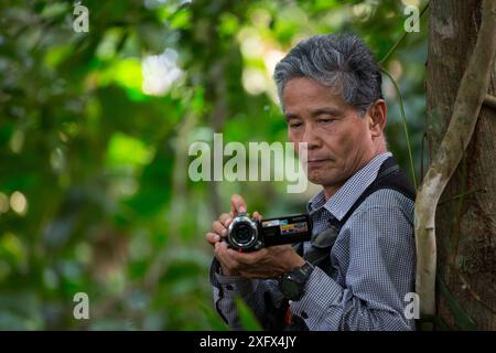 Professor Matsuzawa, primatologo, sul campo. Bossou, Repubblica di Guinea dicembre 2012. Foto Stock