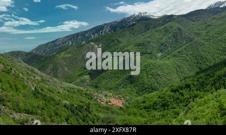 Villaggio remoto nei Pirenei, col de Mantet, Pirenei orientali, Francia sud-occidentale. Maggio 2018. Foto Stock