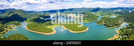 Vista aerea del lago tuyen lam a Dalat, Vietnam Foto Stock