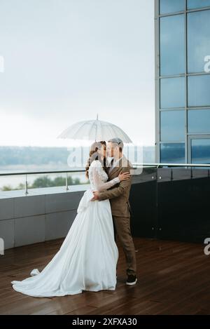 sposa e sposo primo incontro sul tetto di un grattacielo di vetro Foto Stock