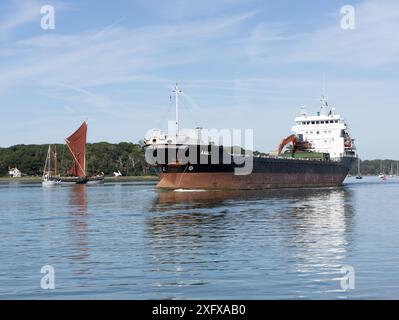 Nave da carico AASLI in viaggio lungo il fiume Orwell nel Suffolk. Lunghezza totale (LOA) 99,95 metri e larghezza 15,95 metri. Foto Stock