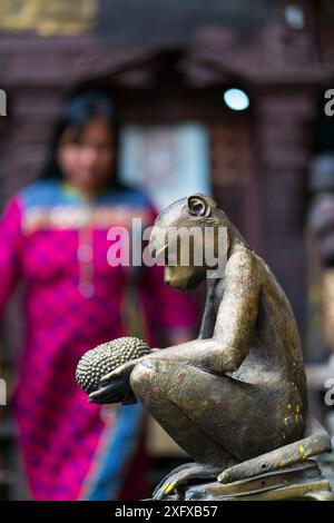 Statua della scimmia al tempio buddista di Patan, città metropolitana di Lalitpur, valle di Kathmandu, Nepal. Febbraio 2018. Foto Stock