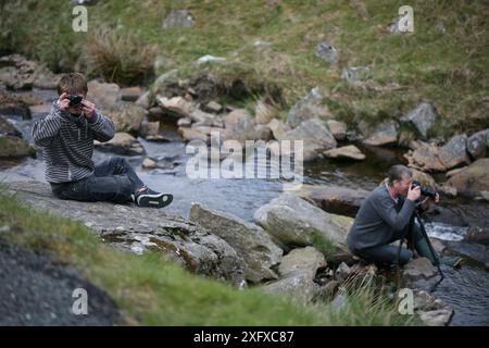 Fotografo Oliver Hellowell che utilizza una videocamera bridge con Mike o&#39;Carrol che scatta foto in streaming, Inghilterra, Regno Unito, maggio 2010. Foto Stock