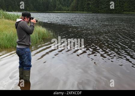 Il fotografo Oliver Hellowell fotografa Loch Dunmore, Perthshire, Scozia, Regno Unito. Agosto 2014 Foto Stock