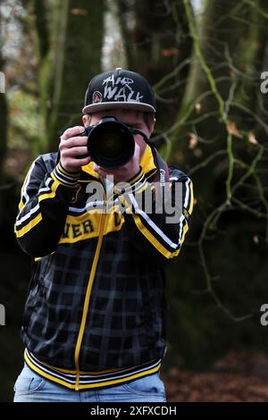 Fotografo Oliver Hellowell con fotocamera, Inghilterra, Regno Unito. Febbraio 2015 Foto Stock