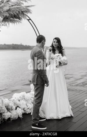 cerimonia nuziale degli sposi novelli sul molo vicino al ristorante Foto Stock