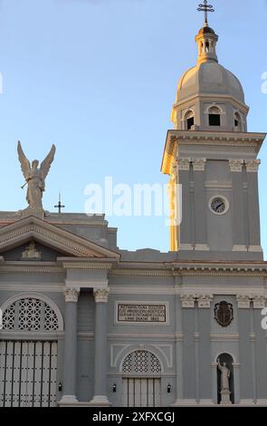 479 dettaglio, torre ovest e statua centrale di arcangelo con ali aperte, facciata nord della Cattedrale Nuestra Senora Asuncion. Santiago-Cuba. Foto Stock