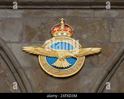 Distintivo della Royal Air Force nelle cappelle di servizio militare della cattedrale gotica medievale cristiana di Lincoln, in Inghilterra. Foto Stock