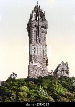 Wallace Monument ist ein 67 m hoher vierkantiger Turm, welcher 1869 bei Stirling, Schottland, zum Gedenken an den Freiheitskämpfer William Wallace / Wallace Monument, Stirling, Scozia, Historisch, digital restaurierte Reproduktion von einer Vorlage aus dem 19. Jahrhundert, data record non dichiarata Foto Stock