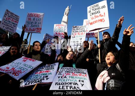 Buenos Aires, Argentina. 4 luglio 2024. Le organizzazioni per i diritti umani organizzano un evento in piazza Plaza de Mayo, per chiedere il rilascio di 5 manifestanti che sono ancora detenuti dal 12 giugno, giorno in cui le basi de Law sono state approvate e sono state forti rivolte tra i manifestanti e la polizia. 4 luglio a Buenos Aires, Argentina (foto di Francisco Loureiro/Sipa USA credito: SIPA USA/Alamy Live News Foto Stock