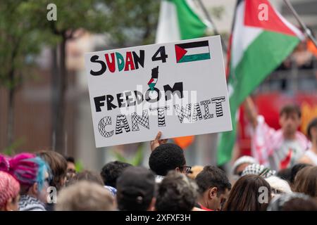 Manifestante che tiene un cartello con il picchetto Sudan for Freedom a una protesta di Gaza nelle strade di Toronto, Ontario Canada. Foto Stock