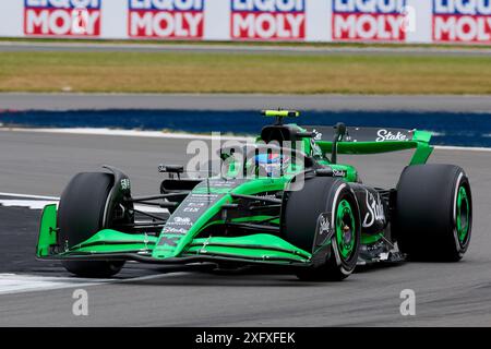 Silverstone, Regno Unito. 5 luglio 2024. Zhou Guanyu della Cina alla guida del (24) palo del Team F1 Kick Sauber C44 Ferrari in pista durante le prove libere davanti al Gran Premio di F1 di Gran Bretagna sul circuito di Silverstone il 5 luglio 2024, a Northampton, Inghilterra. Credito: Aflo Co Ltd./Alamy Live News Foto Stock