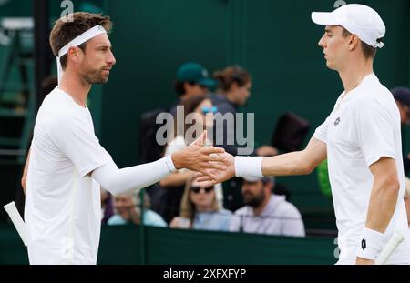 Londra, Regno Unito. 5 luglio 2024. Il belga Sander Gille e il belga Joran Vliegen nella foto durante una partita di doppio tennis contro la coppia argentina Etcheverry-Cerundolo, nel primo turno della competizione di doppio maschile del torneo Grand slam di Wimbledon 2024 all'All England Tennis Club, nel sud-ovest di Londra, in Gran Bretagna, venerdì 5 luglio 2024. BELGA PHOTO BENOIT DOPPAGNE credito: Belga News Agency/Alamy Live News Foto Stock