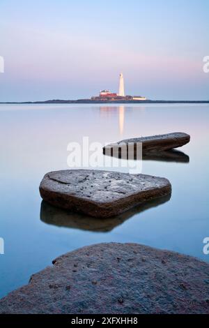 Mare calmo con il faro di St Mary&#39;S in lontananza, Whitley Bay, Tyne and Wear, Inghilterra, Regno Unito, febbraio 2008. Foto Stock