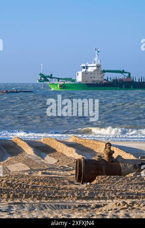 Draga a tramoggia di aspirazione PER IL DEME Uilenspiegel in mare, utilizzata per il rifornimento di sabbia / nutrimento da spiaggia per realizzare spiagge più ampie e ridurre i danni causati dalla tempesta, Belgio, 2018 Foto Stock