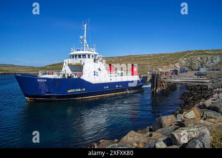 Bigga, traghetto passeggeri e auto che opera sul servizio Bluemull Sound, SIC Ferries in partenza da Belmont a Unst, Isole Shetland, Scozia, Regno Unito, 2018 Foto Stock