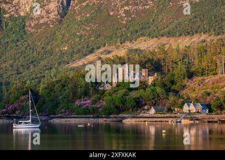 Duncraig Castle alla luce della sera, residenza a Lochalsh lungo la riva del Loch Carron vicino a Plockton, Ross e Cromarty, Highlands scozzesi, Scozia, giugno 2017 Foto Stock