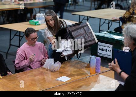 Processo di verifica e conteggio delle urne in corso per le elezioni generali del Parlamento britannico del 2024 a Southend on Sea, Essex, Regno Unito. Schede elettorali dalla scatola Foto Stock